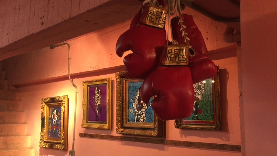 【動画】ボクシング世界チャンピオン鬼塚氏のアート展が開催、8日まで