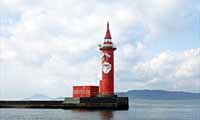 博多港に安全航路を願う「12代目のサンタ灯台」が登場！